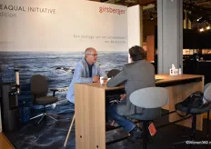 Henk Siebeling (links) van Girsberger in gesprek met een bezoeker. Het bedrijf produceert al meer dan 125 jaar innovatieve zitoplossingen.